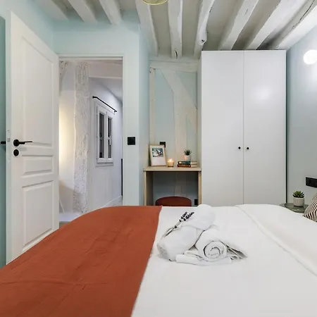 Furtive - Notre Dame Apartment